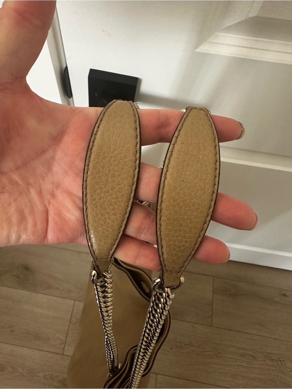 Gucci Tan Leather Shoulder Bag with Chain Straps and Tassel - Picture 3 of 13